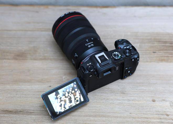 EOS R8的智能对焦系统依然可以发挥作用