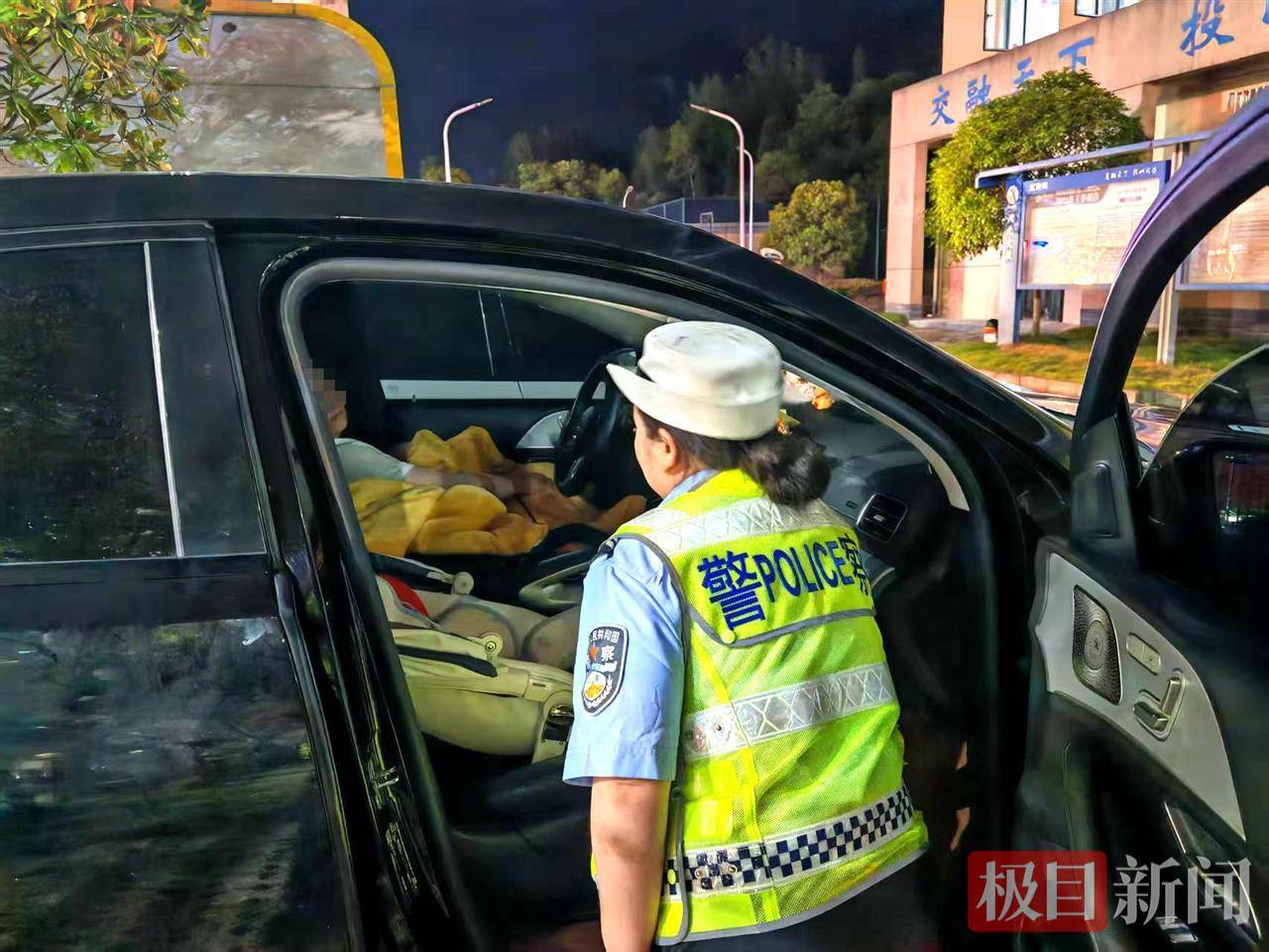 陕西女子负气驾车带婴儿回娘家，湖北襄阳两地高警连夜守护化解险情